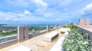 El rooftop de Mirador del Puerto ofrece una vista panorámica hacia el mar. 