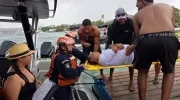 El ciudadano cuando era evacuado en una lancha de Guardacostas. 