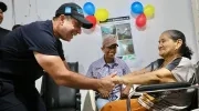 Alcalde Alejandro Char en la entrega de un mejoramiento de vivienda. 