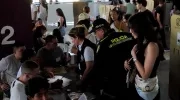 Puesto de votación en el CC Viva.