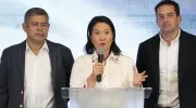 La candidata a la Presidencia de Perú Keiko Fujimori junto a su formula vicepresidencial, Luis Galarreta (i) y Miguel Torre