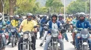 Motociclistas circulando. 