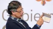 El expresidente Gustavo Petro y el pasaporte.