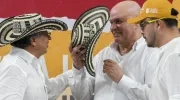 El expresidente Gustavo Petro y el exparamilitar Salvatore Mancuso. 