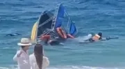 Embarcación volcada en Playa Blanca.