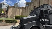 Grupo antidisturbio frente al Museo Nacional
