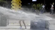 Manifestantes se enfrentan a policías antidisturbios