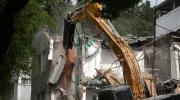 Retroexcavadora demoliendo un edificio.