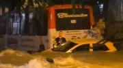 Taxi chocando con la parte trasera de un bus.