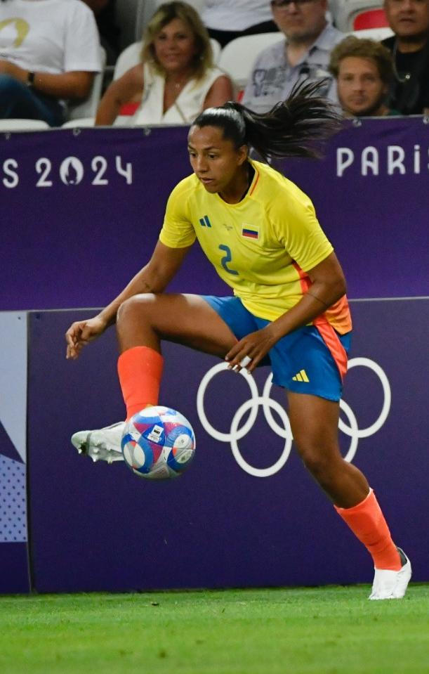 Manuela Vanegas domina la pelota ante la marca de la canadiense Adriana León.