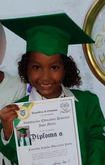 La niña con su diploma de grado