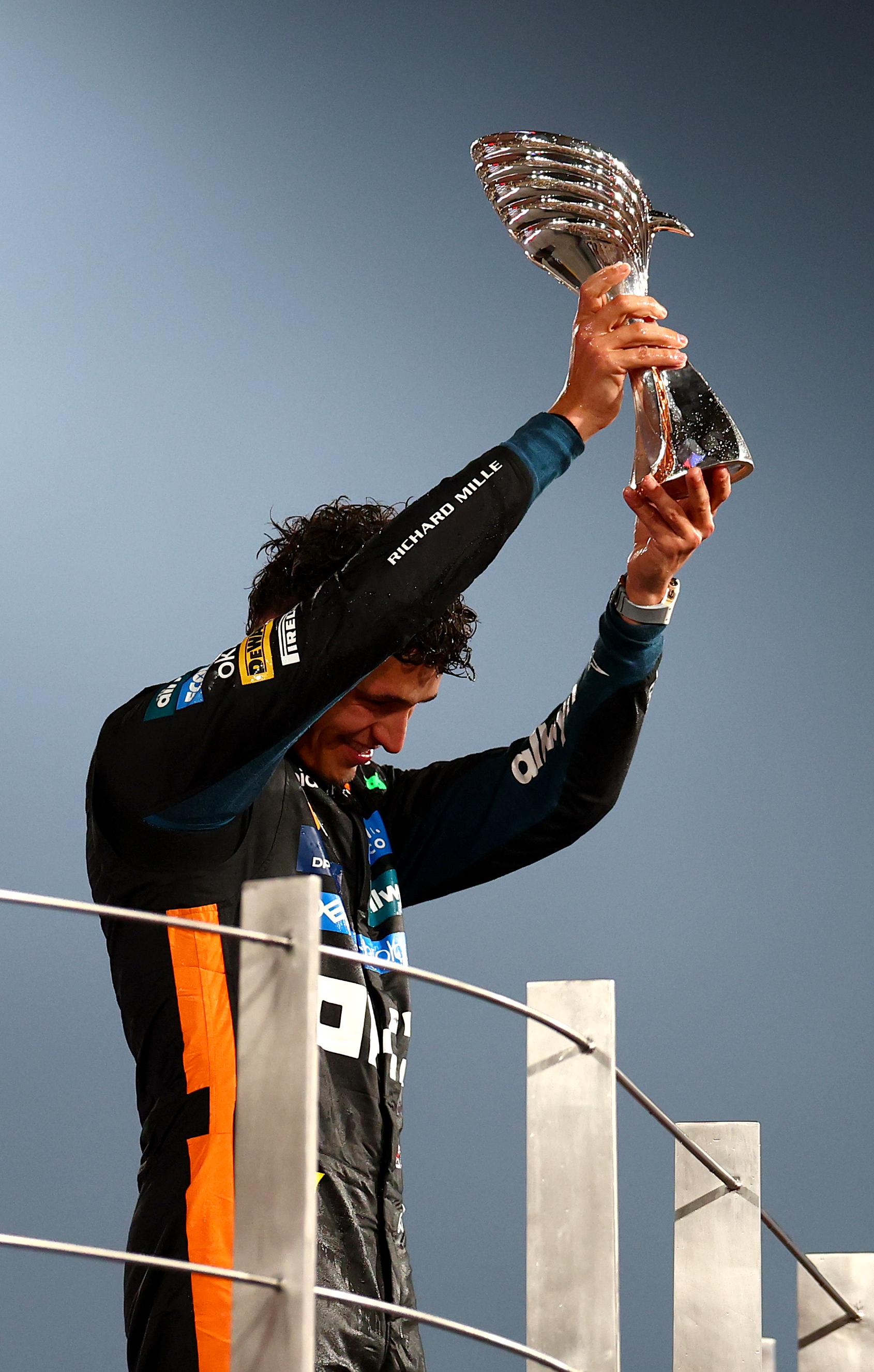 Lando Norris celebrando con el trofeo.