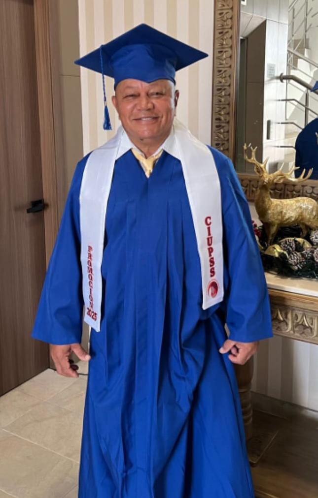 El excampeón mundial de boxeo Sugar Baby Rojas