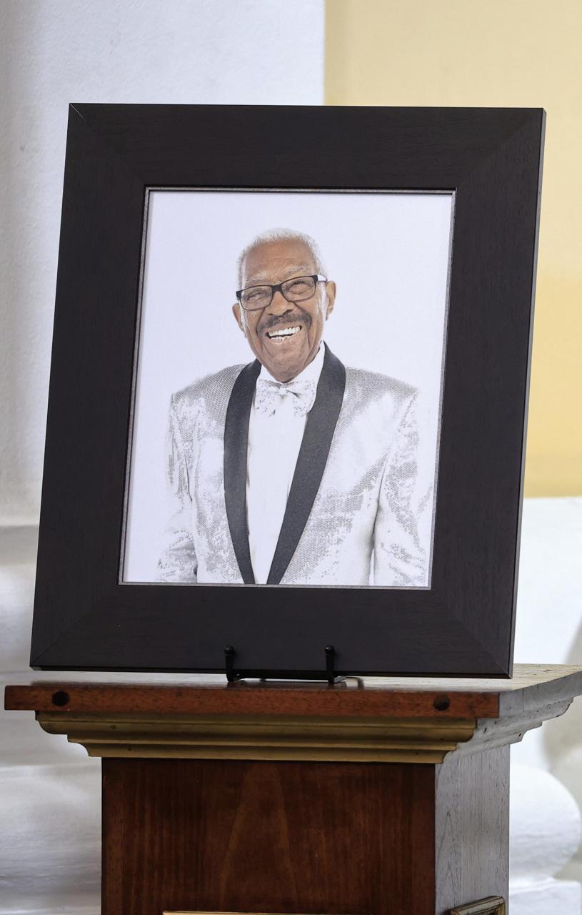 La misa de despedida del del músico y fundador de El Gran Combo de Puerto Rico, Rafael Ithier, se está llevando a cabo este lunes. 