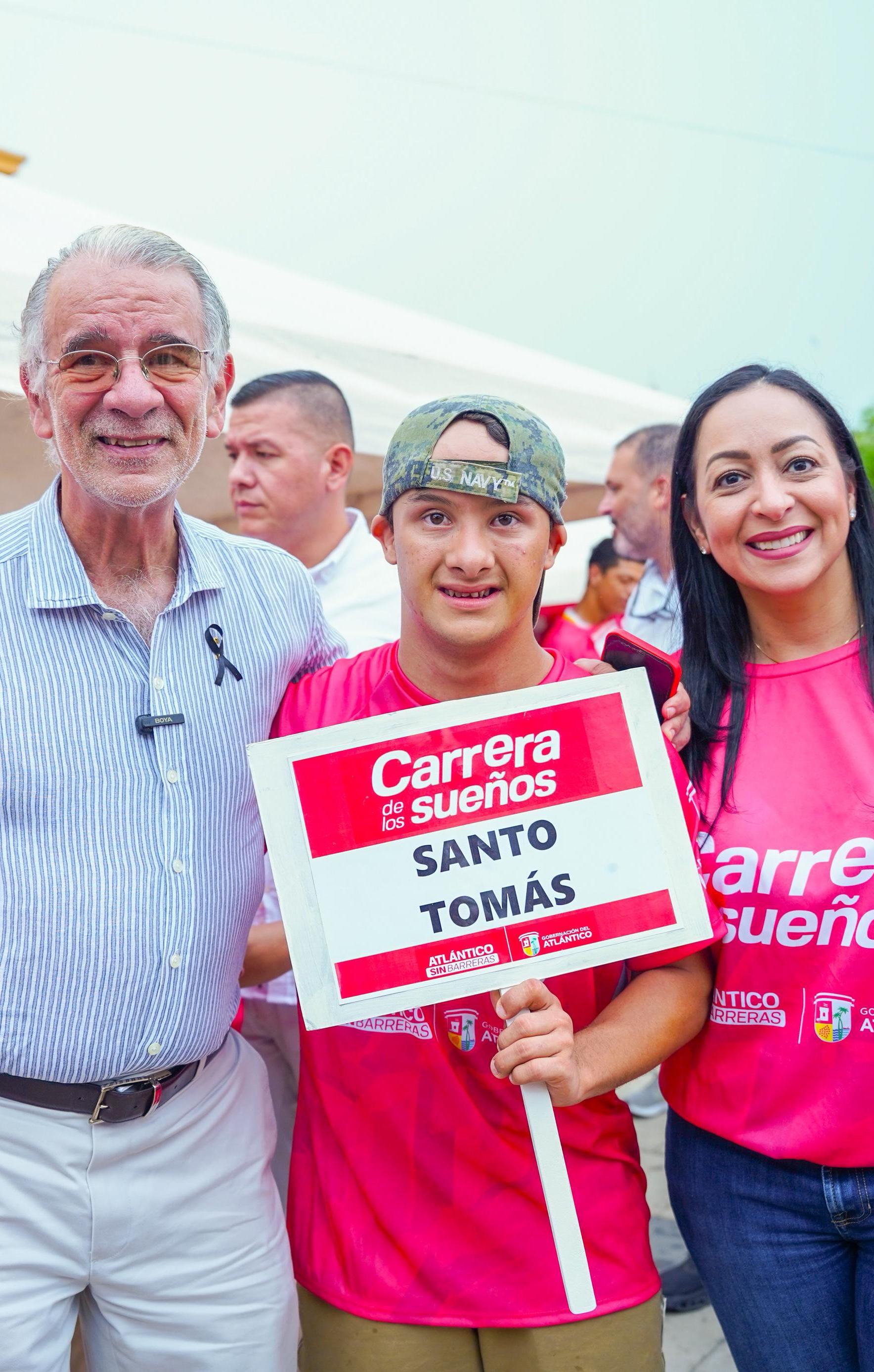 Gobernador Eduardo Verano y la Gerente de Capital Social, Karina Llanos, junto a beneficiarios del programa social.