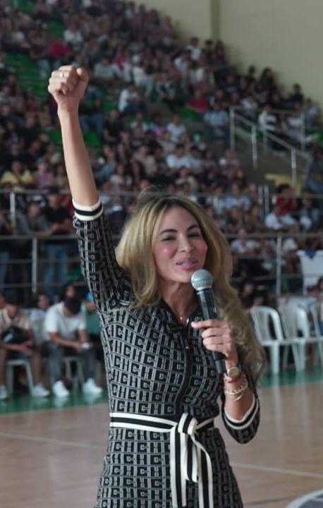 Ana María Aljure, gerente de Ciudad, en el recibimiento de los estudiantes de la IUB.