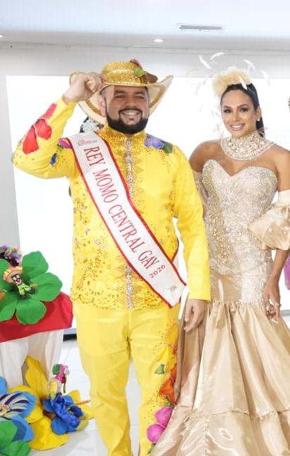 Reyes del Carnaval Gay de Barranquilla y el Atlántico en la presentación de programación junto al presidente de la Corporación Autónoma del Carnaval Gay, Jairo Polo Altamar, y el Rey Momo del Carnaval de Barranquilla, Adolfo Maury.