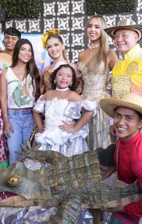 Sahara Ledesma y María Sofía Infante, reinas del Festival; María Fernández, gestora social; el alcalde Luis Fernández Quinto, y la Reina del Carnaval de la 44, Sharon Hurtado.