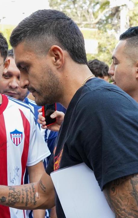 Guillermo Celis compartió con los hinchas en el inicio de trabajos del Junior.