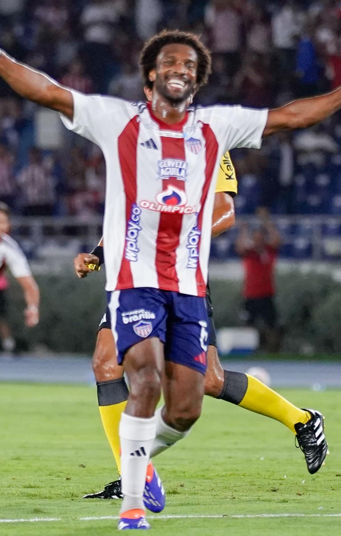 Didier Moreno celebran un gol con Junior. 