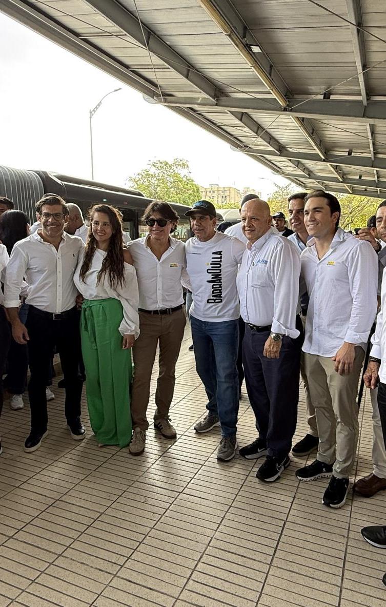 Alcalde Char junto a las directivas de Gases del Caribe y Transmetro.