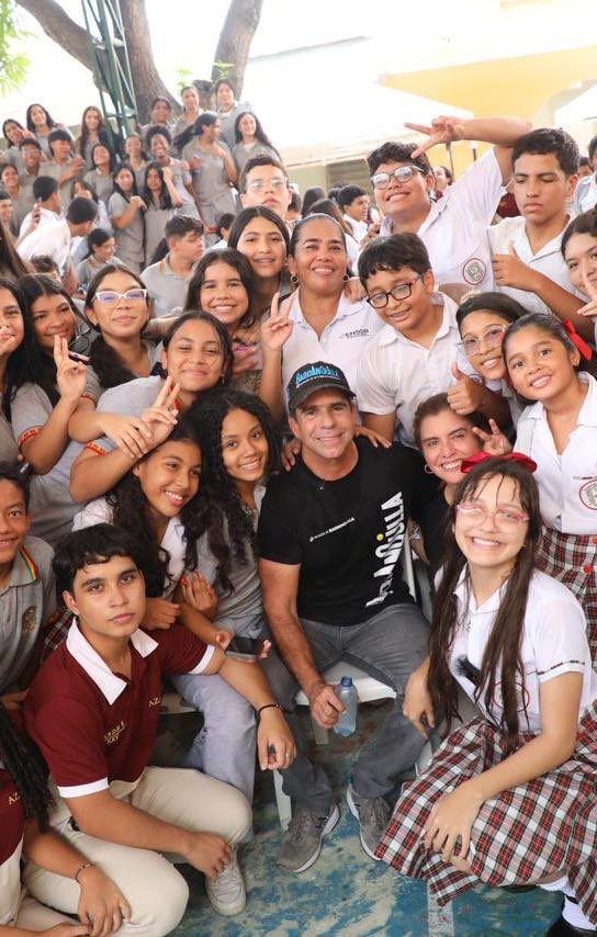Alcalde Char con los estudiantes en su regreso a clases. 