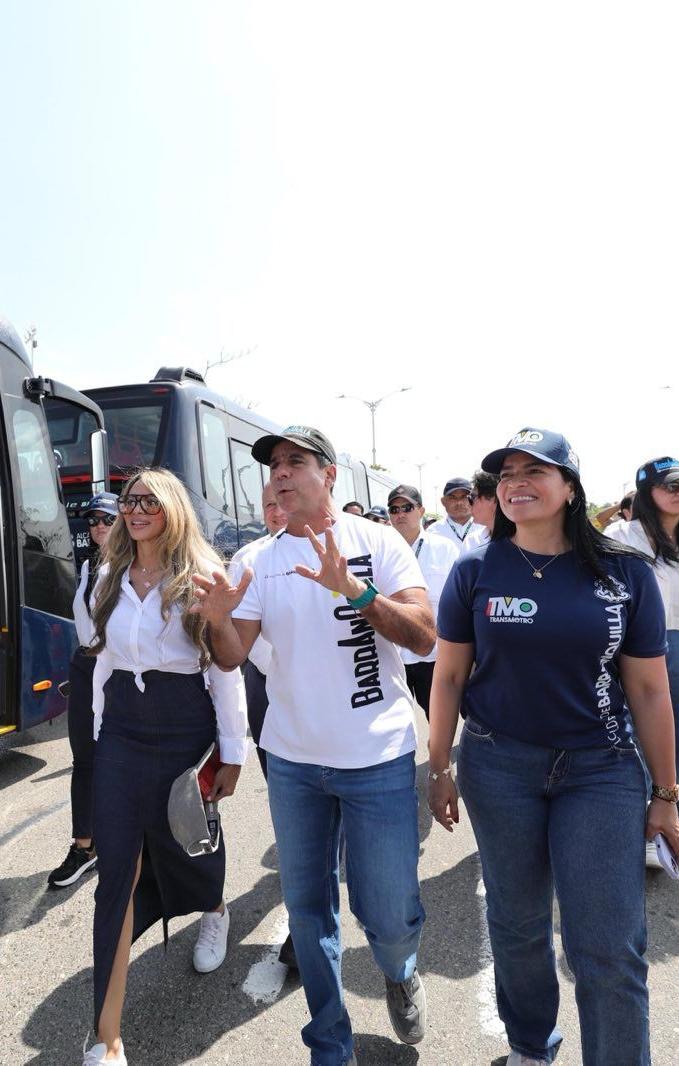 Alcalde Char en el recibimiento de los nuevos buses de Transmetro. 
