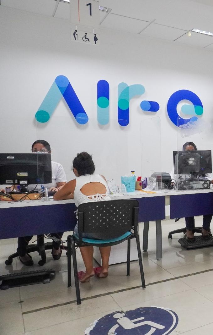 Usuarios en las oficinas de Air-e. 
