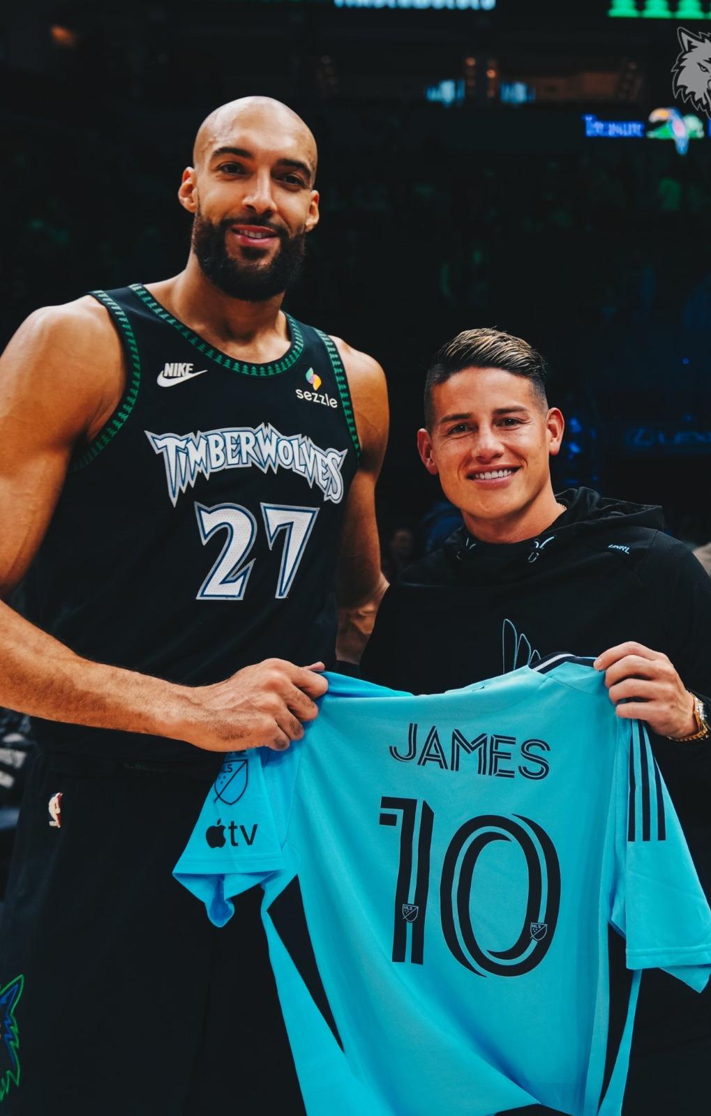 James Rodríguez intercambió camisetas con Rudy Gobert, estrella de los Timberwolves de Minnesota.