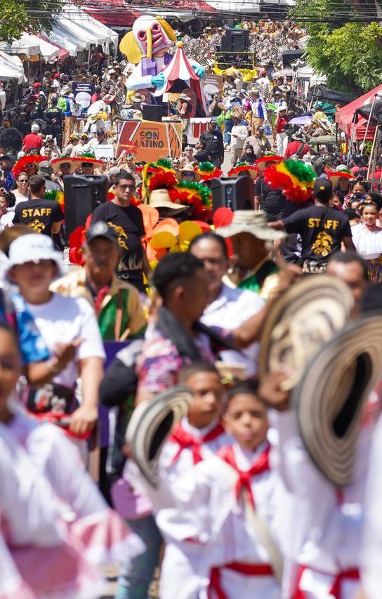 Asistencia masiva en el Carnaval de los Niños.