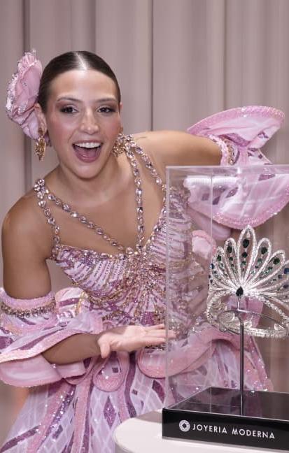 La Reina Michelle Char, con su corona.