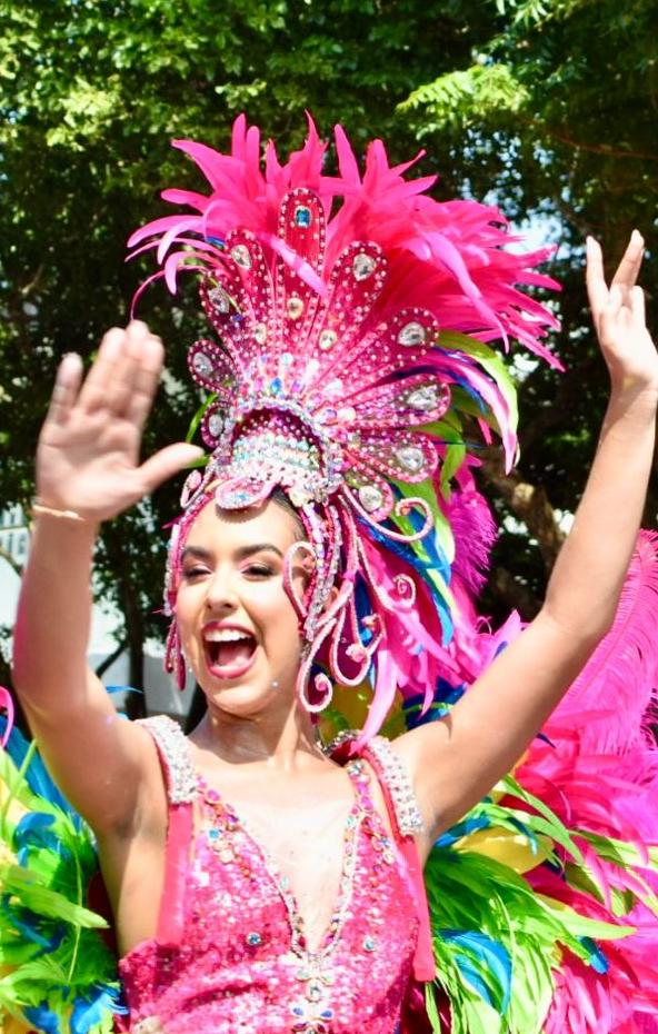 La Reina Sharon Hurtado fue una explosión de color y sabrosura en la 21.