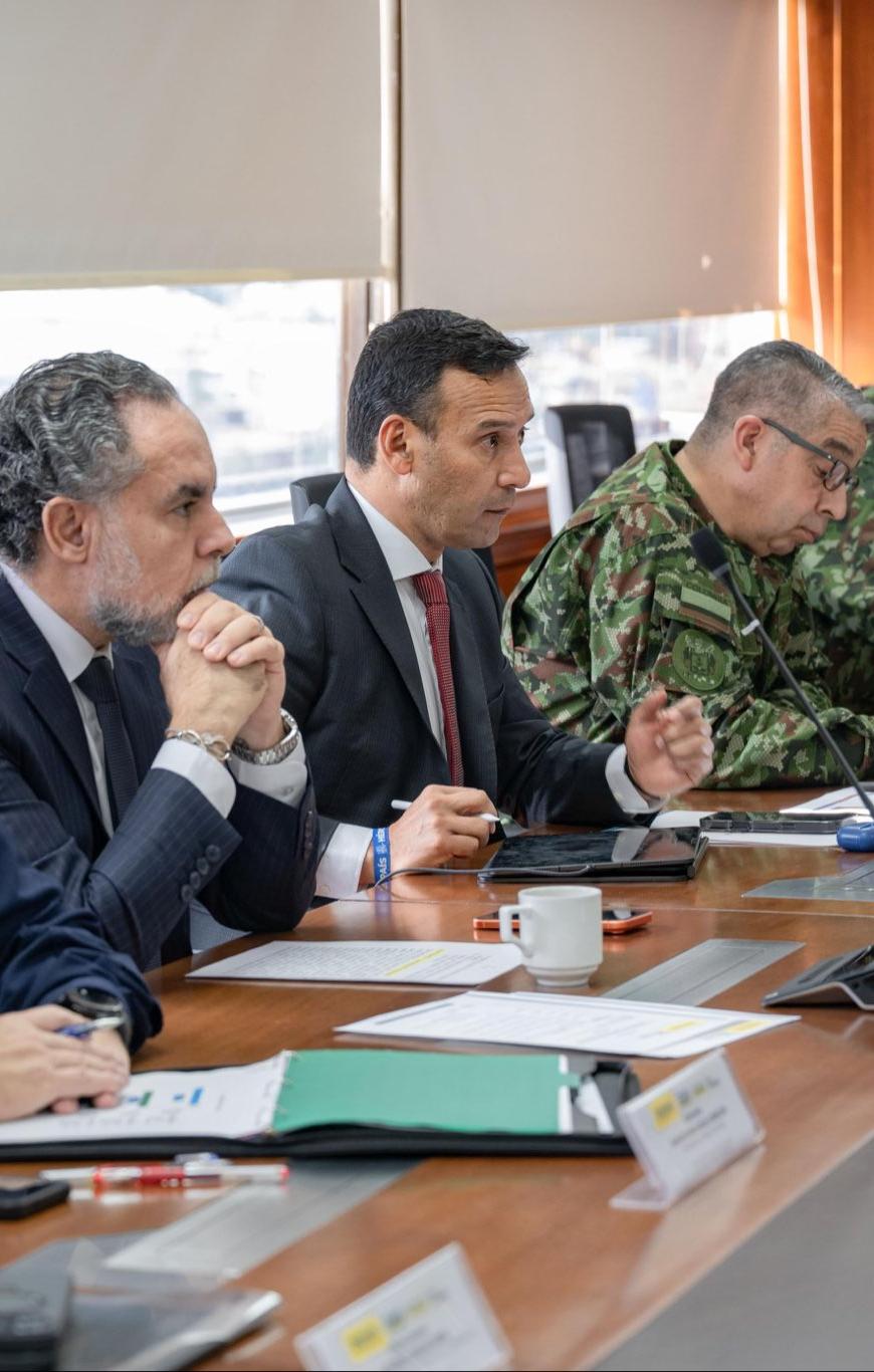 Los ministros del Interior, Armando Benedetti, y Defensa, Pedro Sánchez, en reunión con los órganos de control.