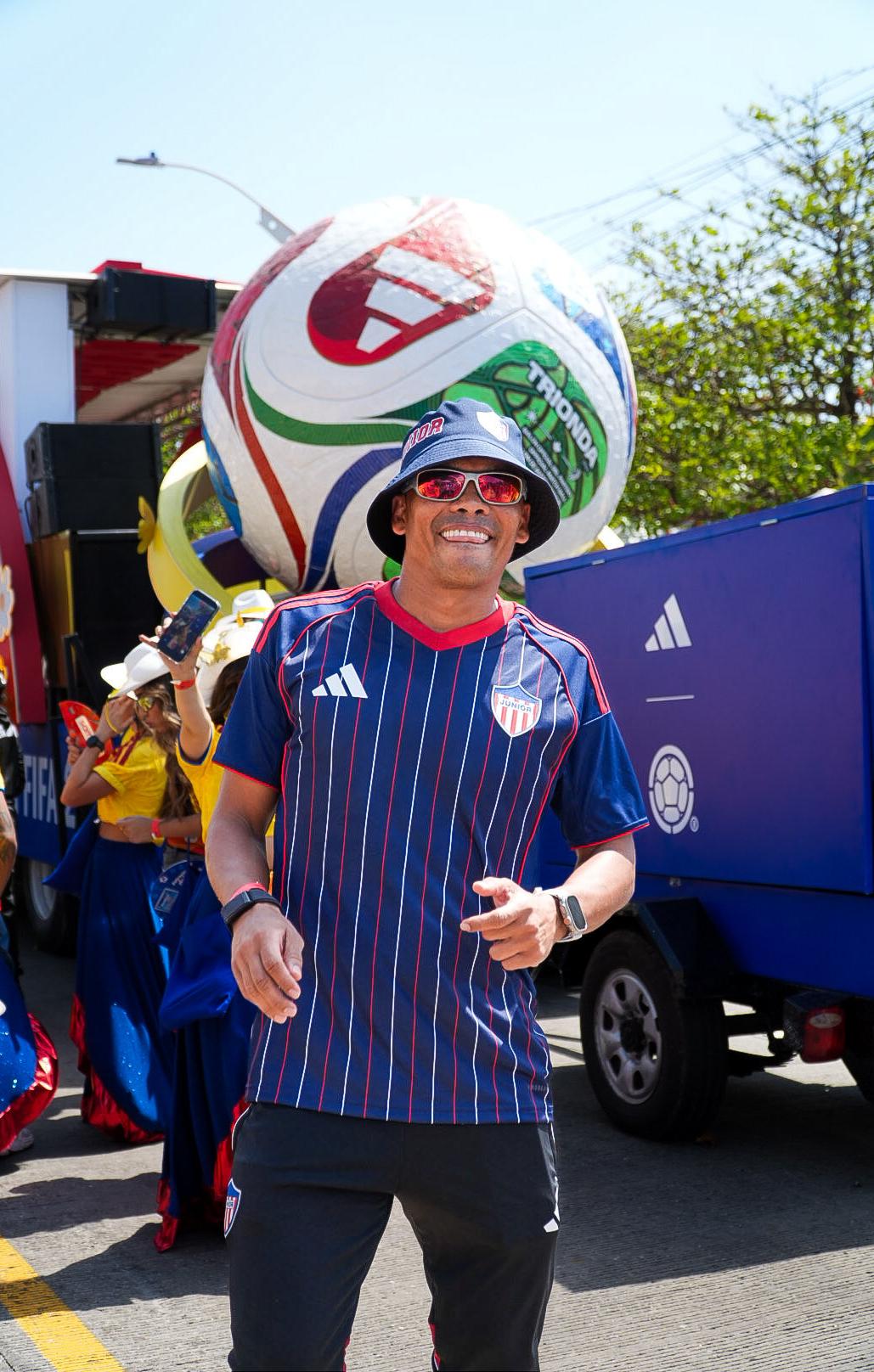 Carlos Bacca exhibió la nueva camiseta en la Batalla de Flores.