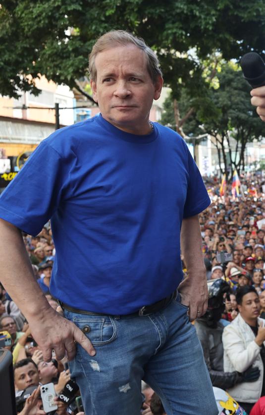 El liberado Juan Pablo Guanipa junto a la lider opositora María Corina Machado.