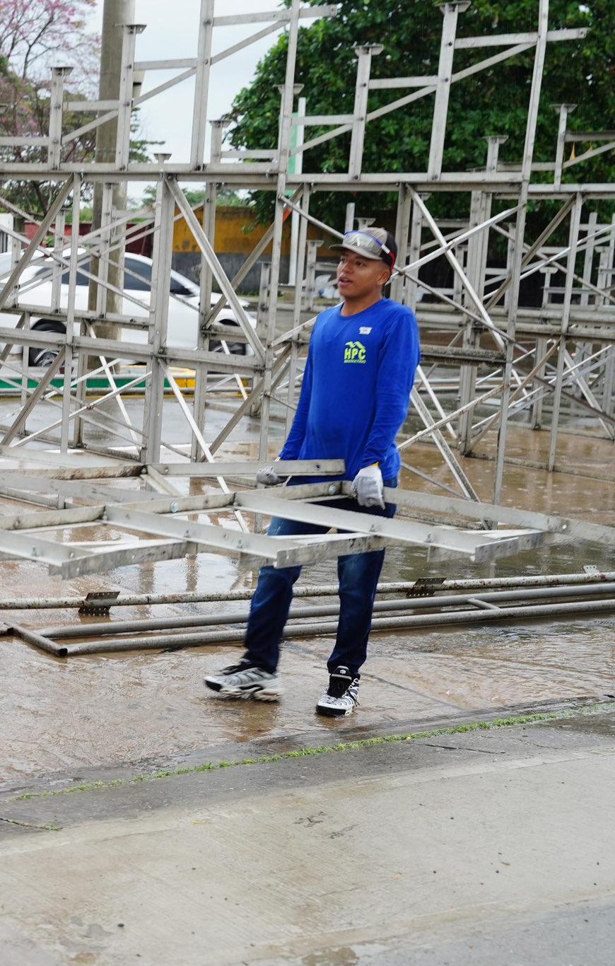 Instalación de palcos en la Vía 40.