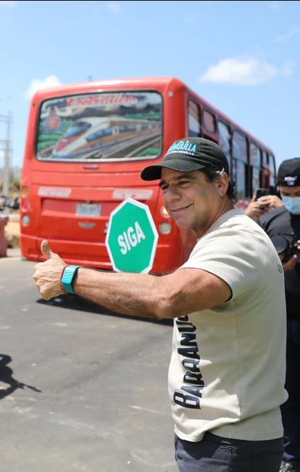 El alcalde Alejandro Char habilitando el segundo puente del intercambiador vial. 