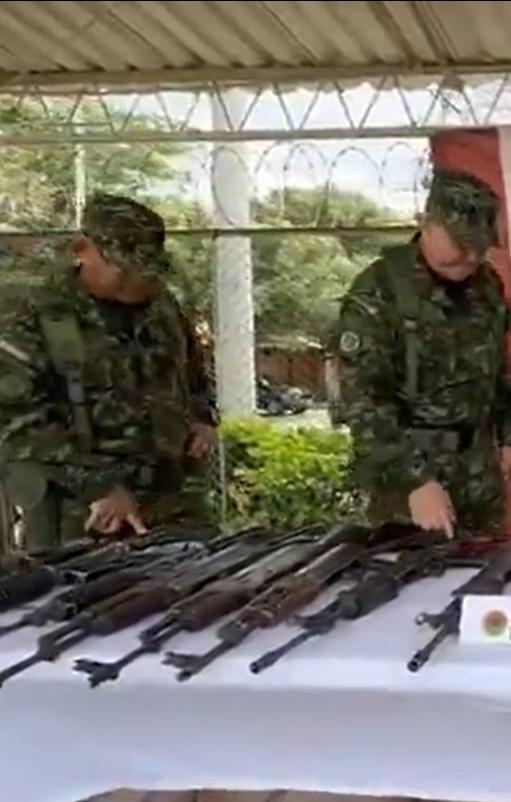 Armas incautadas durante el operativo.