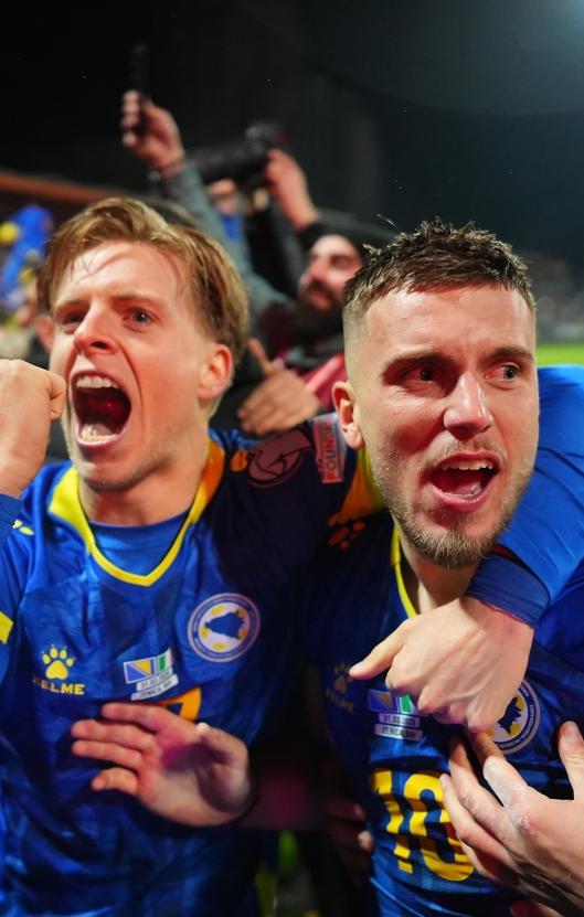 Jugadores de Bosnia y Herzegovina celebran tras eliminar a Italia.