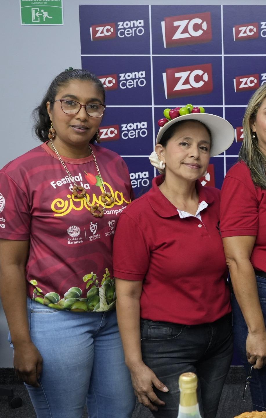 El alcalde Edinson Palma junto a las hacedoras del Festival de la Ciruela de Campeche. 