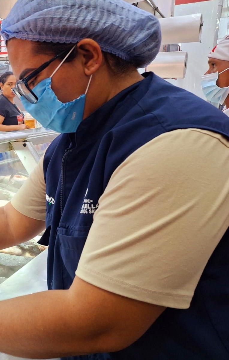 Personal de la Secretaría de Salud hace inspecciones de los alimentos en comercios. 