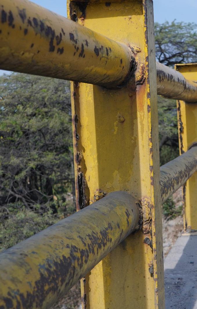 Las barandas del puente están en mal estado.