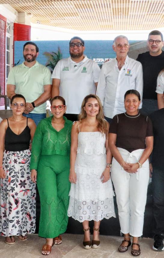 Gobernador Eduardo Verano junto a varios de sus funcionarios; alcalde de Puerto, Plinio Cedeño; propietarios de restaurantes en Muelle 1888.