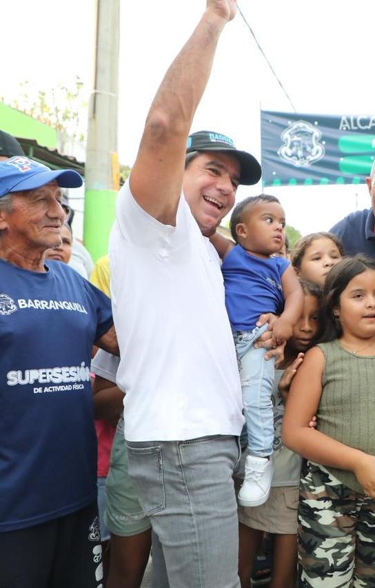 Alcalde Char durante la puesta en servicio de las vías pavimentadas.