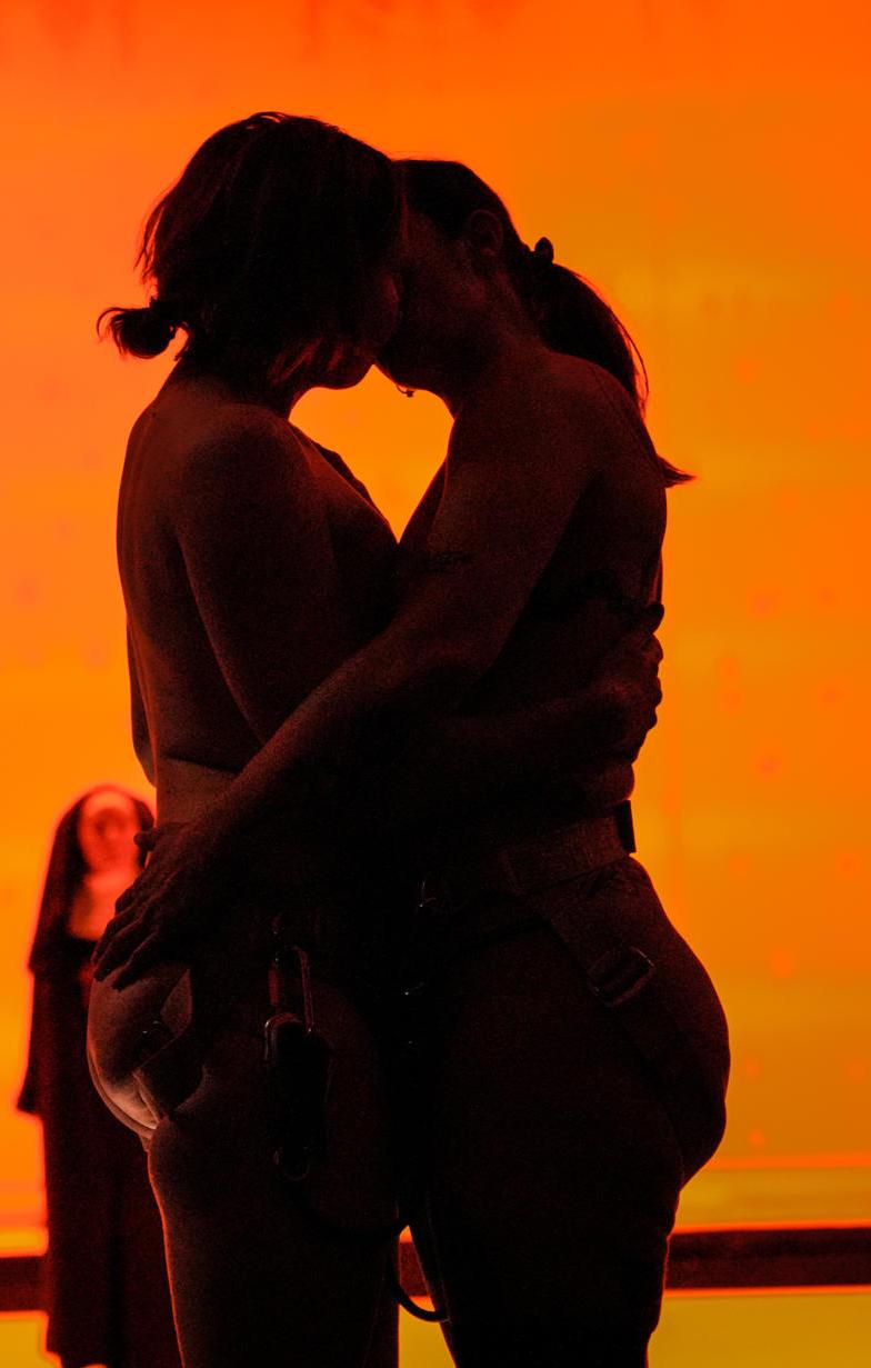  Ópera que presenta actrices desnudas