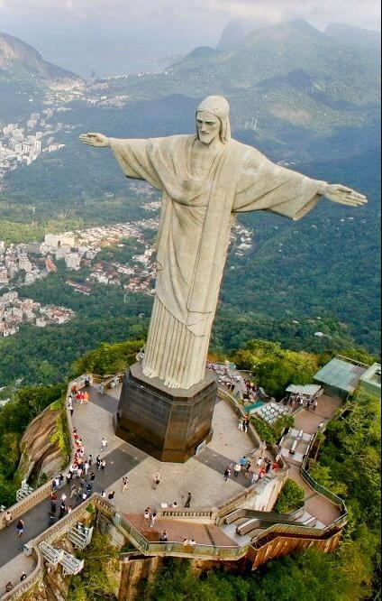 La estatua del Cristo Redentor fue construida en 1931.  