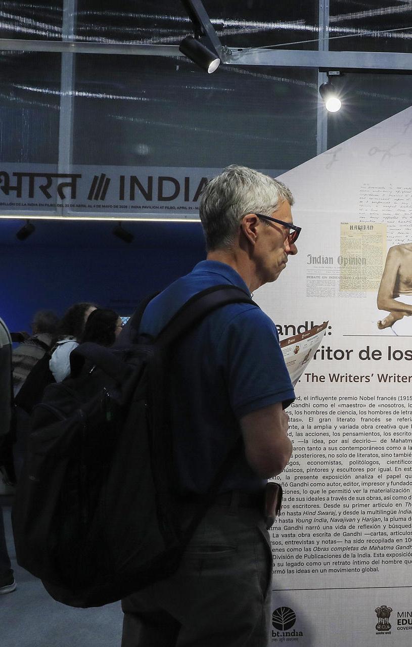 Una persona observa una exposición en el pabellón de la India.