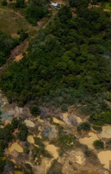 Imagen del New York Times muestra la mina ilegal cerca de las edificaciones y de la piscina de la base militar. 
