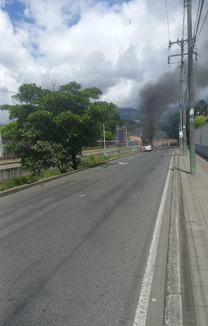 Vehículo que explotó en cercanías al Batallón Pichincha.
