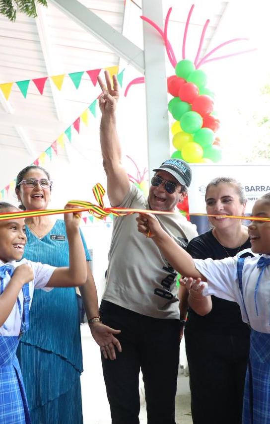 Alcalde Alejandro Char junto a estudiantes y la secretaria de Educación, Paola Amar, en la entrega de la cocina-comedor. 